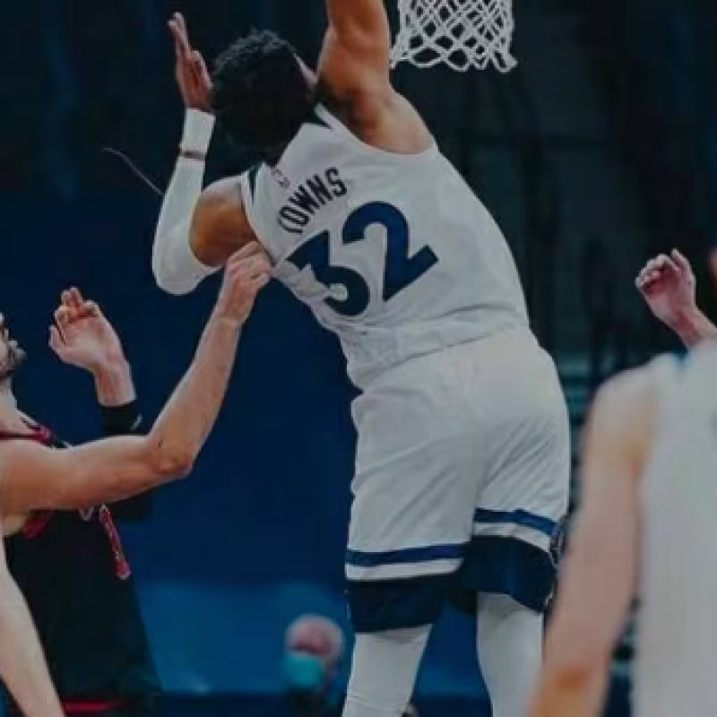 Karl Anthony Towns y Ricky Rubio, los mejores de los Wolves ayer.
