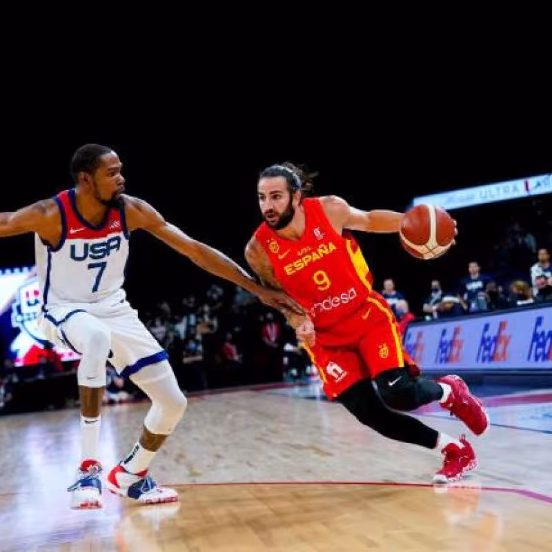 Ricky Rubio, frente a Kevin Durant en el USA vs. España.