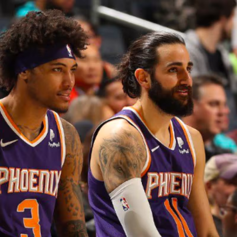 Kelly Oubre Jr. y Ricky Rubio, en el partido ante los Mavs.