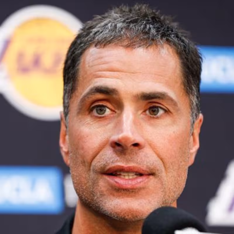 Rob Pelinka tiene dos años más de contrato con Los Angeles Lakers