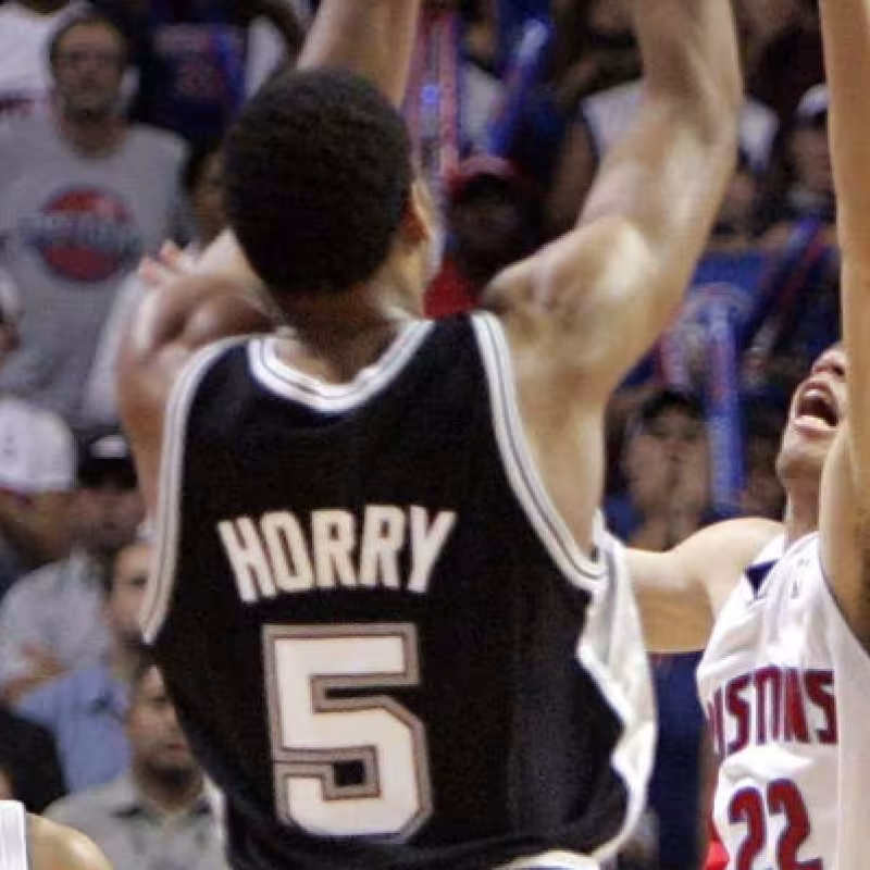 Robert Horry, realizando el tiro más famoso de su carrera en un Spurs-Pistons.