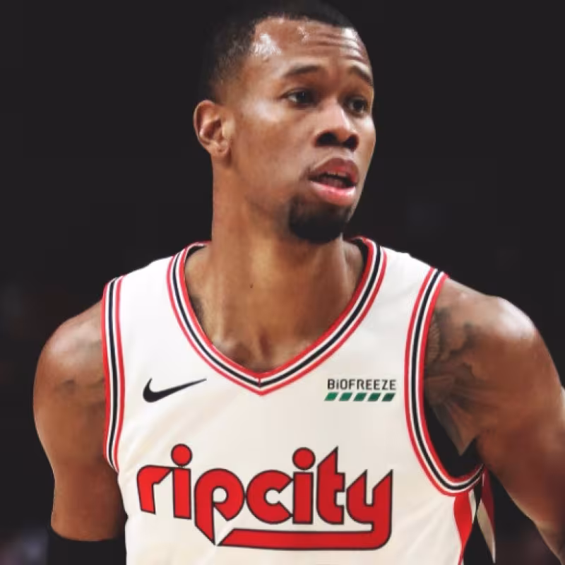 Rodney Hood es abrazado por sus compañeros en los Blazers.
