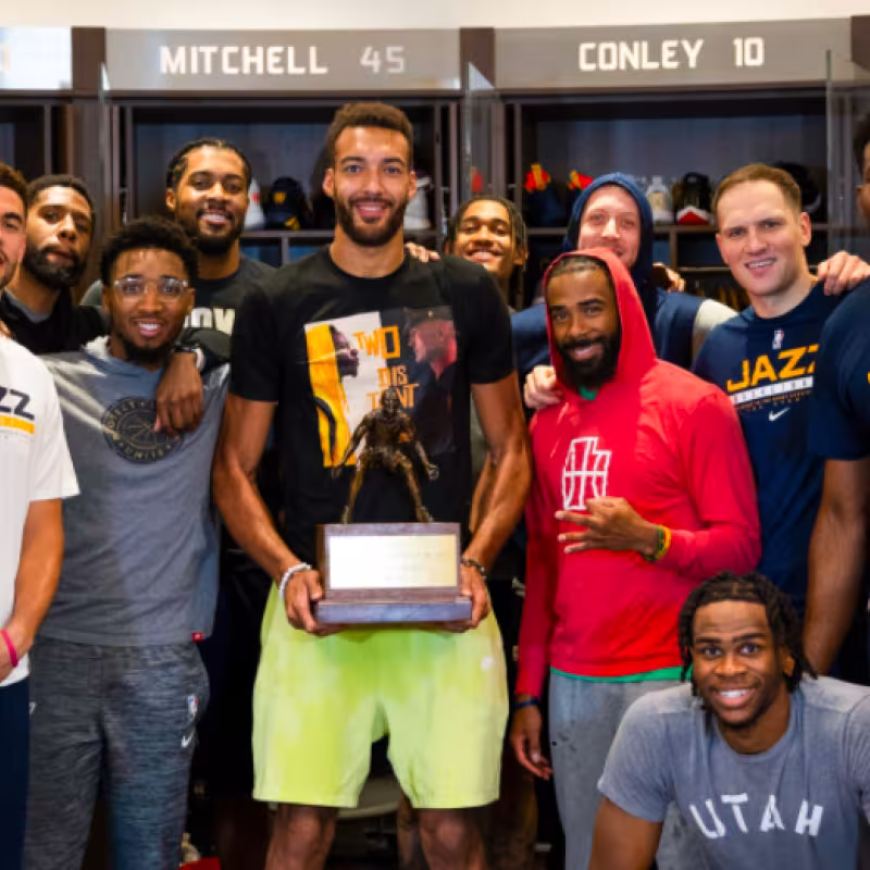 Rudy Gobert, celebrando el galardón junto a sus compañeros en Utah Jazz.