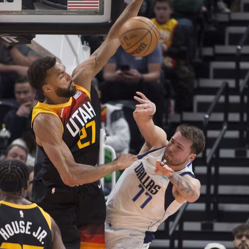 Rudy Gobert, taponando a Luka Doncic. 