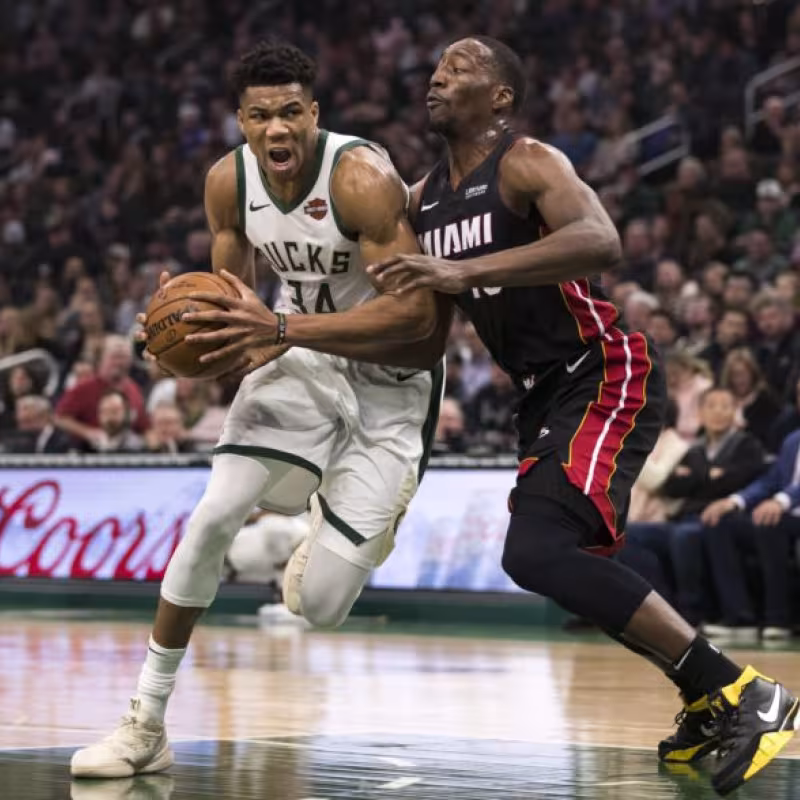 Bam Adebayo podría salir de Miami Heat para fichar a Giannis Antetokounmpo. Foto: gettyimages