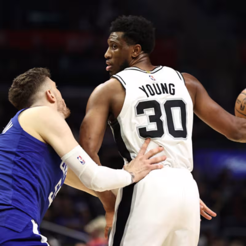 Rumores NBA: Phoenix Suns propone un curioso intercambio a los Spurs por Young