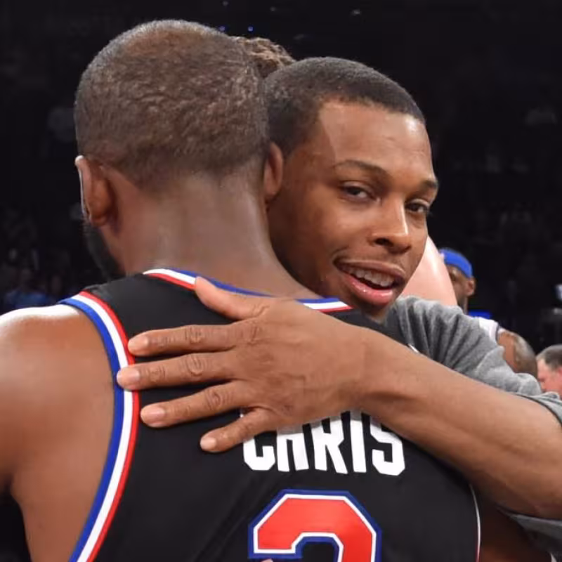 Chris Paul y Kyle Lowry abrazándose después de un partido.