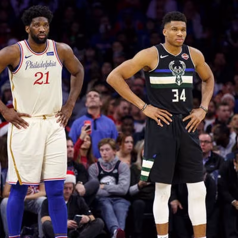 Joel Embiid y Giannis Antetokounmpo en un partido de la NBA.
