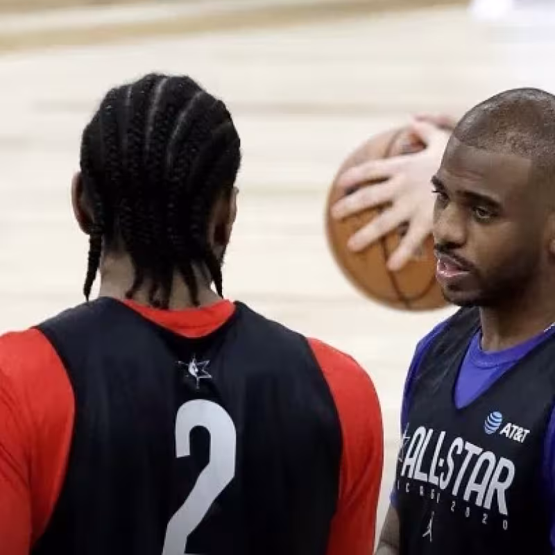 Kawhi Leonard hablando con Chris Paul en un All-Star.