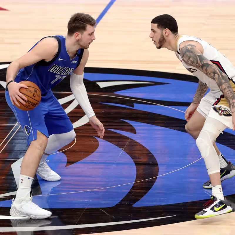 Luka Doncic contra Lonzo Ball en un partido.