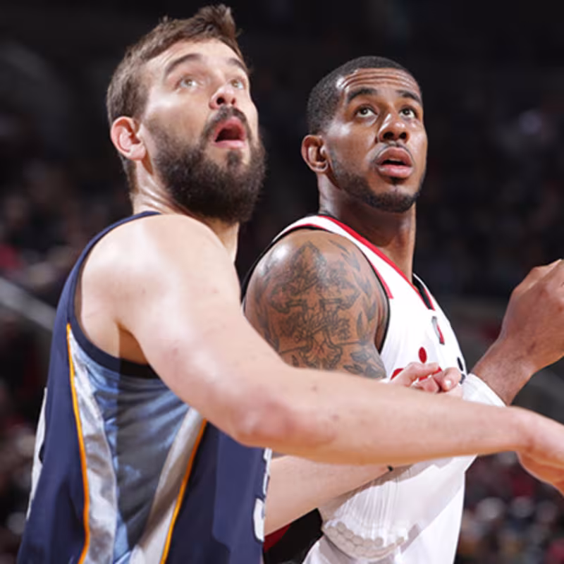 Marc Gasol contra LaMarcus Aldridge en un partido de la NBA.