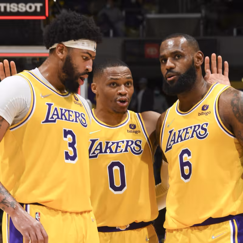 Russell Westbrook, junto a LeBron James y Anthony Davis. 