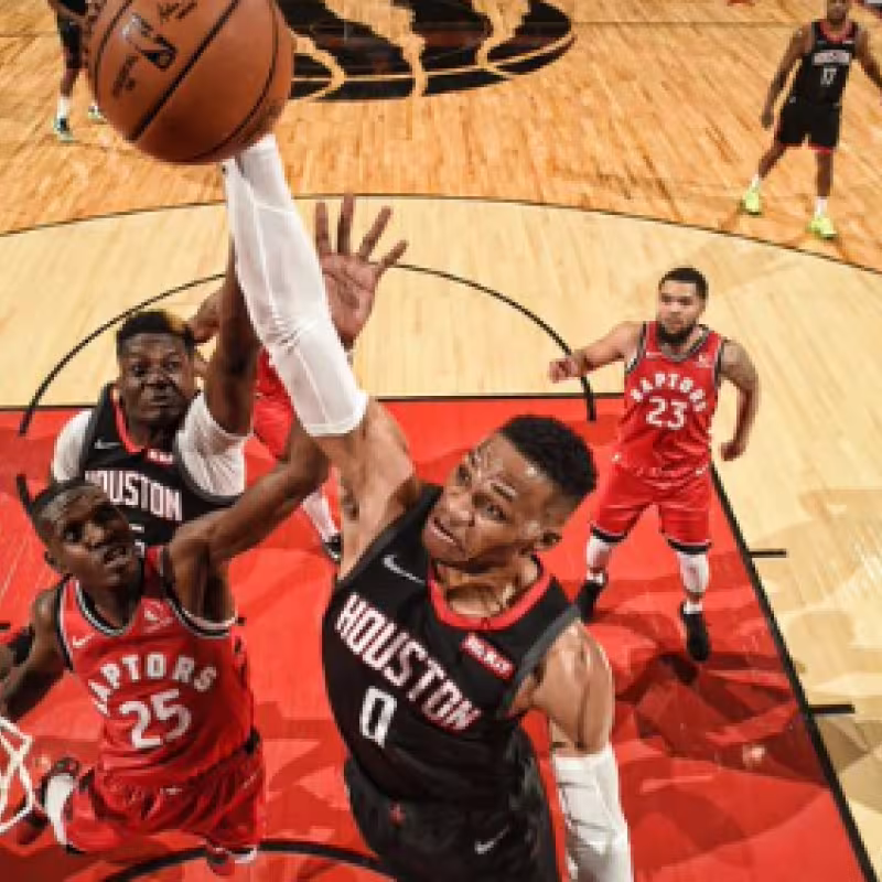 El tremendo canastón de Russell Westbrook en la cara de Marc Gasol