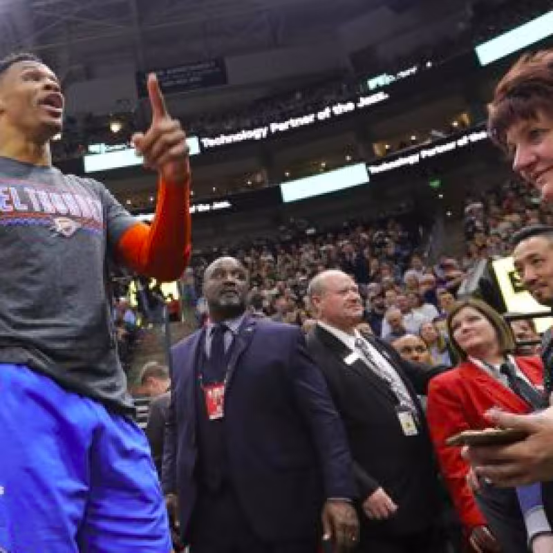 Russell Westbrook, a unos fans: "Os voy a joder a ti y a tu mujer"