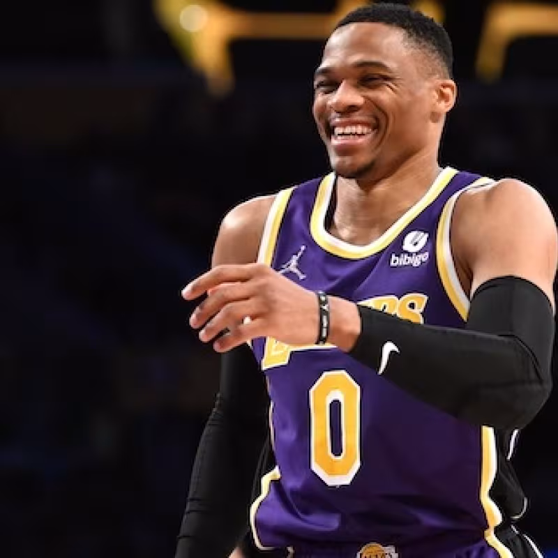 LeBron James y Russell Westbrook, jugadores de Los Angeles Lakers.