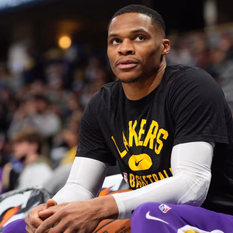 Russell Westbrook, sentado en el banquillo de Los Angeles Lakers. 