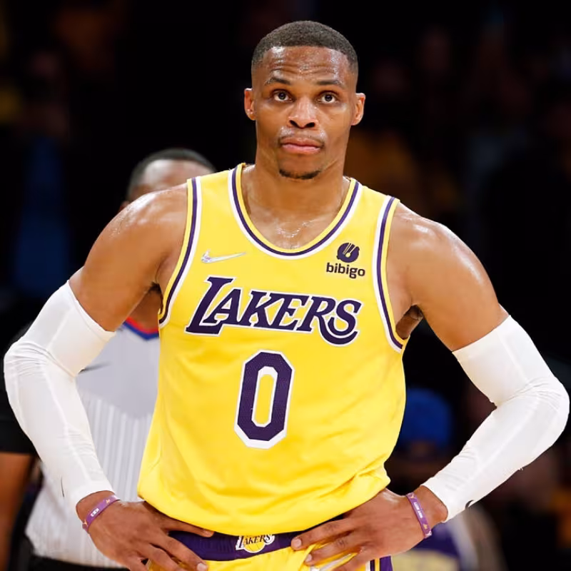 Russell Westbrook, saliéndose en el Staples Center.