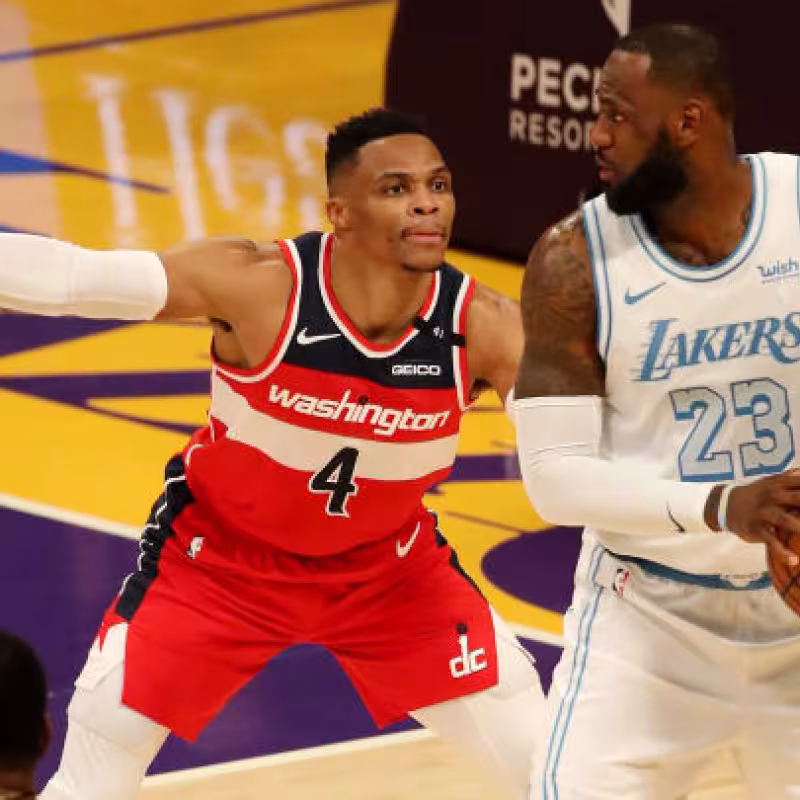 Russell Westbrook, frente a LeBron James, futuro compañero en Los Angeles Lakers.