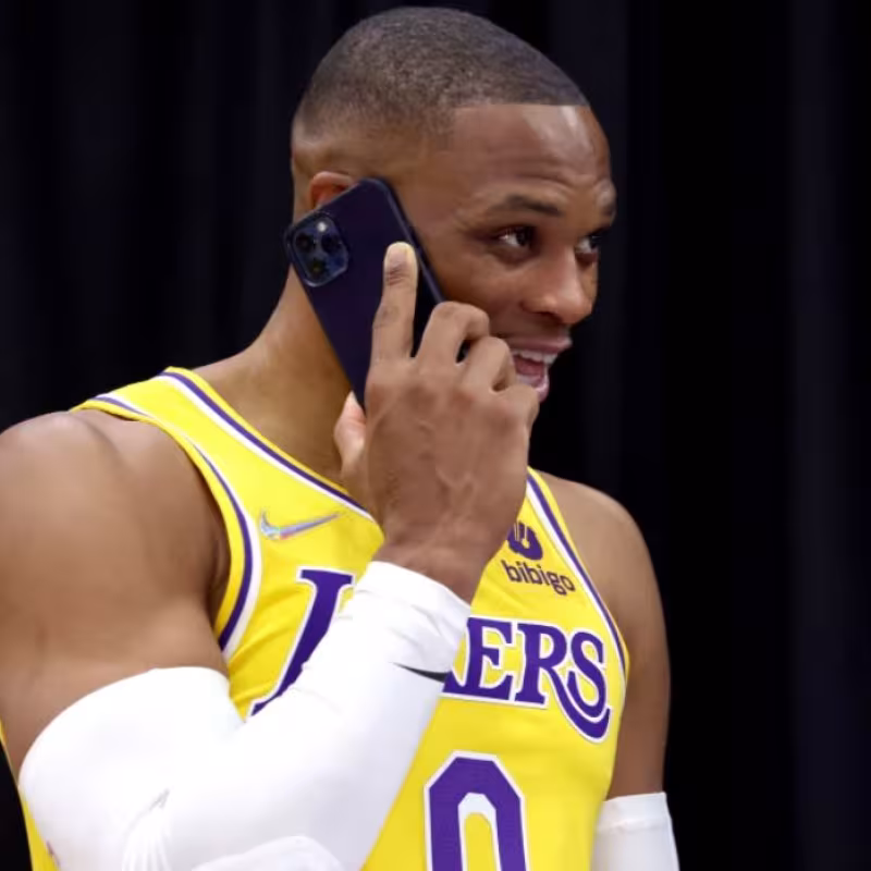 Russell Westbrook con su nueva camiseta de Los Ángeles Lakers "Foto: Fansided"
