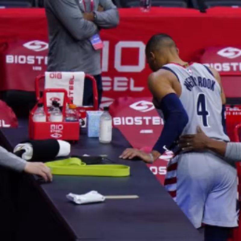 Russell Westbrook, tras un "aficionado" de los Sixers lanzarle palomitas : "Esta mierda se está yendo de las manos"