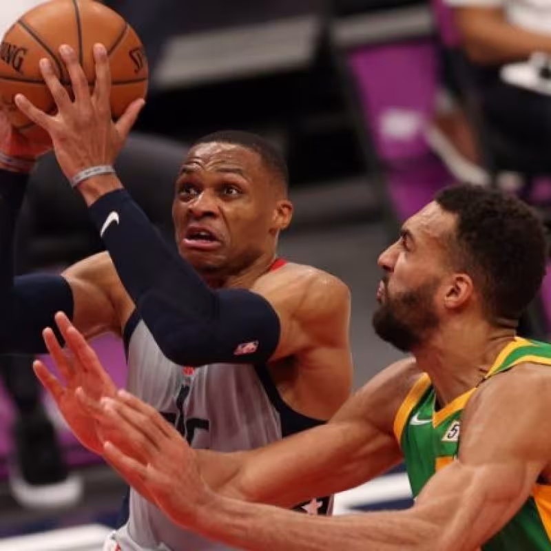 Russell Wesbrook y Rudy Gobert, dos de los jugadores con contratos más complicados de la NBA.
