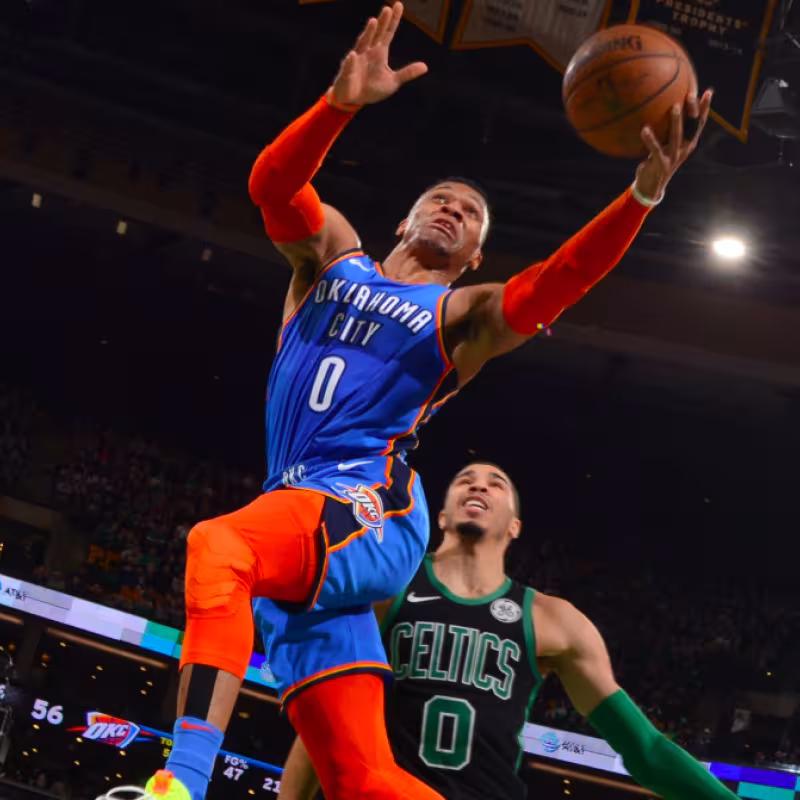 Russell Westbrook penetra a canasta ante los Celtics.