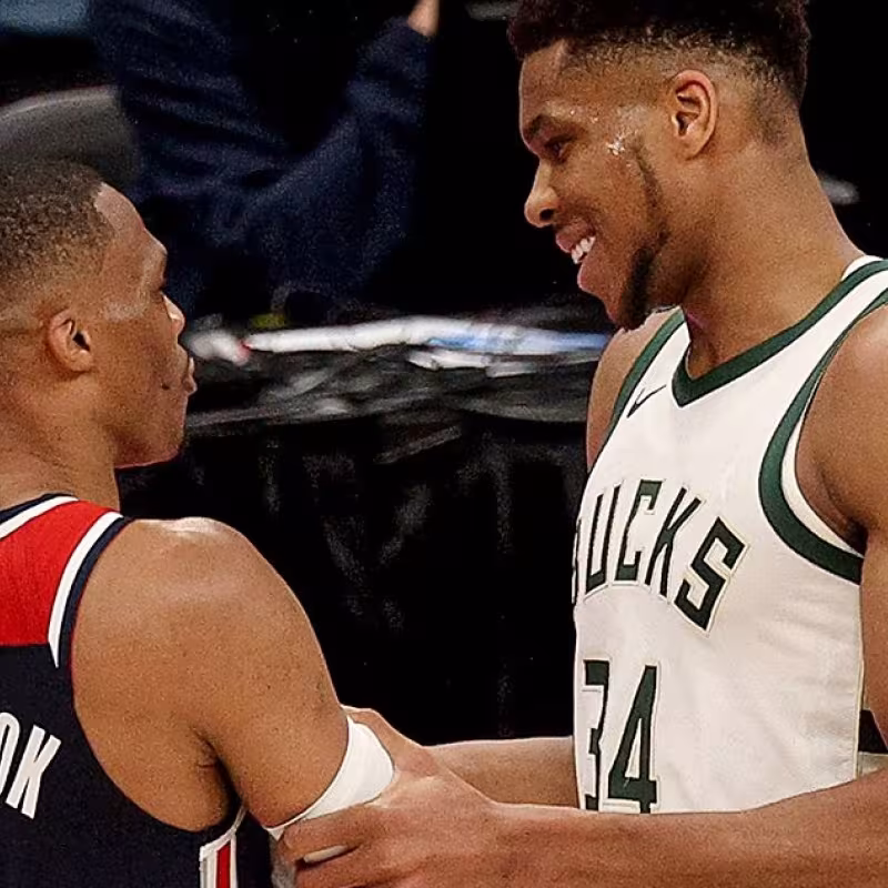 Russell Westbrook, jugador de Washington Wizards, y Giannis Antetokounmpo, jugador de Milwaukee Bucks.