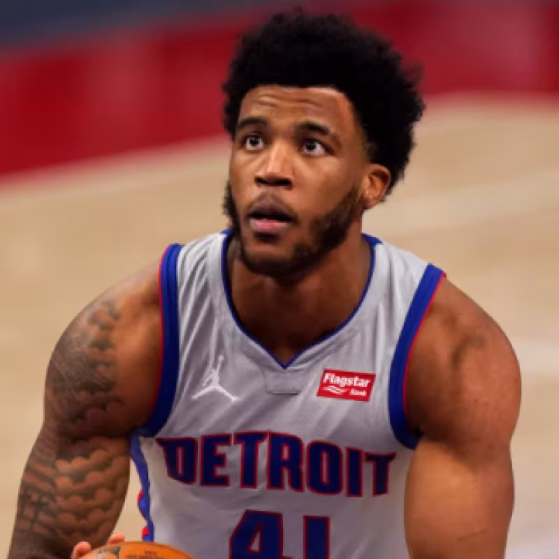 Saddiq Bey se sale en el triple y entra en la historia de la NBA