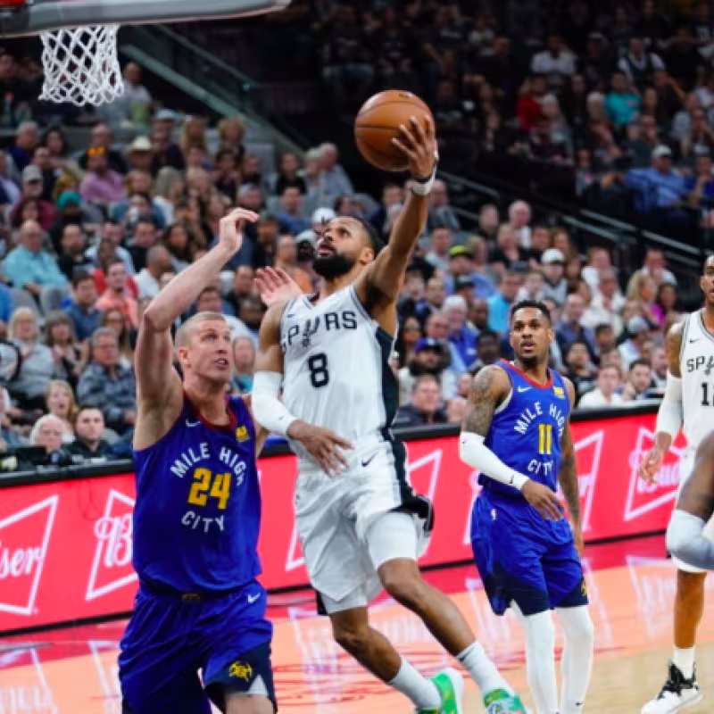 Patty Mills penetra a canasta ante la presencia de Plumlee.