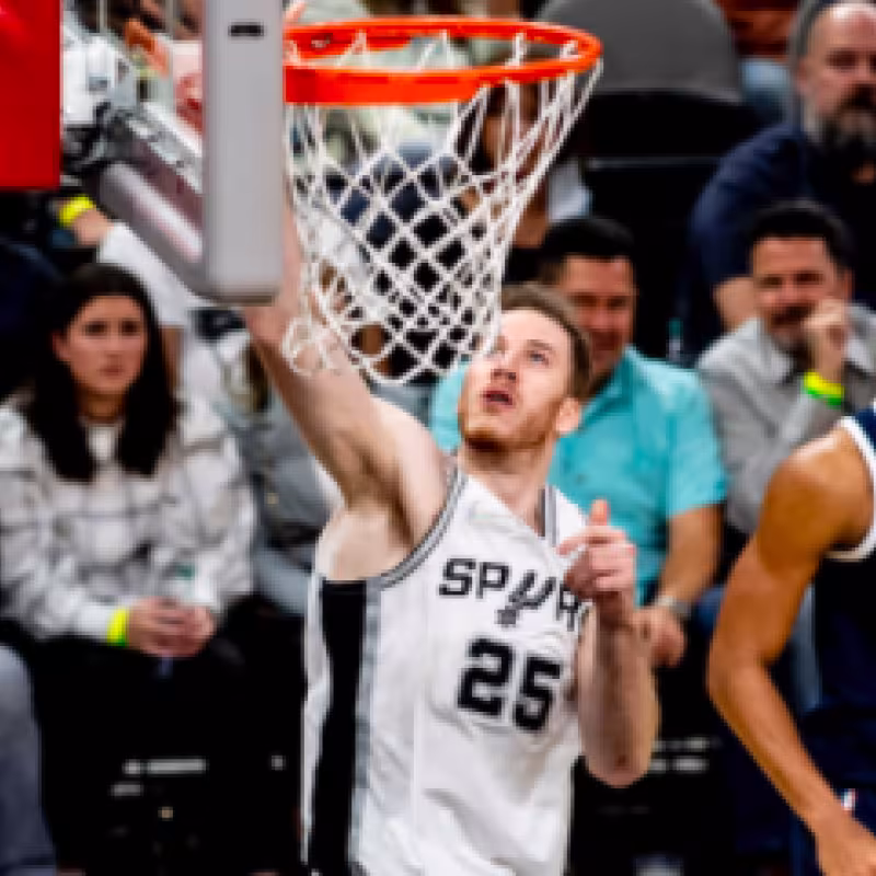 Los Spurs pasan por encima de los Nuggets pese a la exhibición de Nikola Jokic
