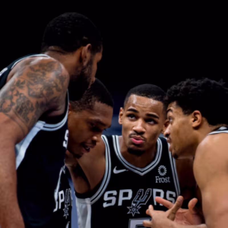Los Spurs ganan en Oklahoma y los Jazz en Cleveland