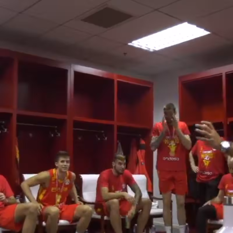 Sergio Scariolo y sus jugadores tras ganar el Oro. 