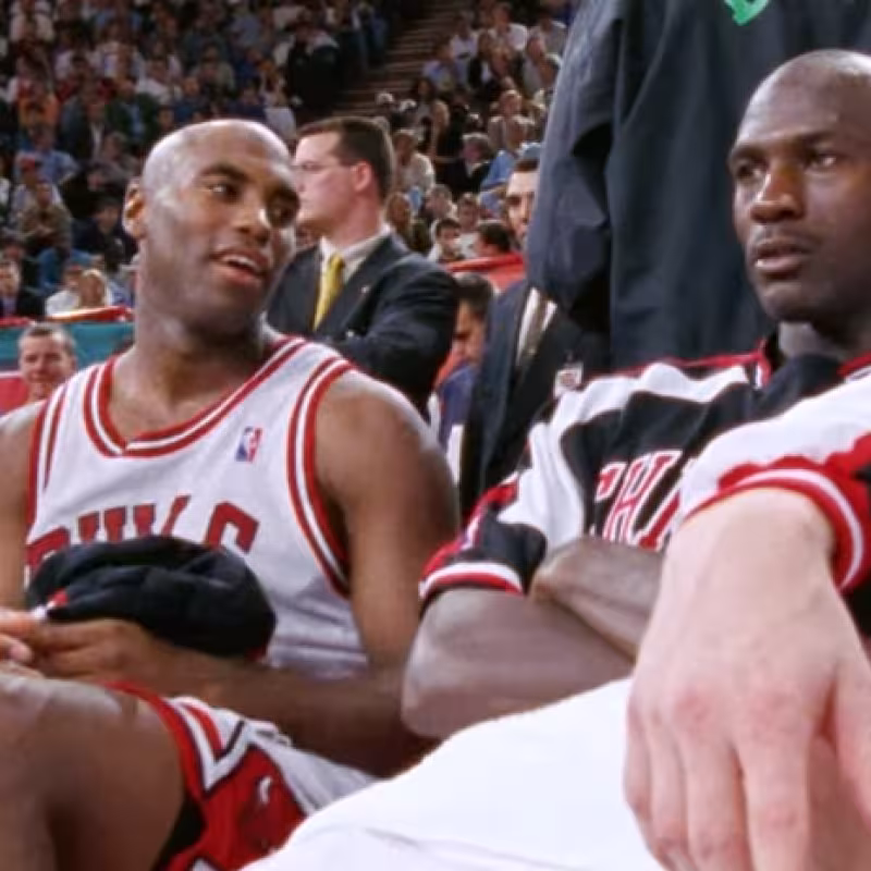 Scott Burrell, junto a Michael Jordan.