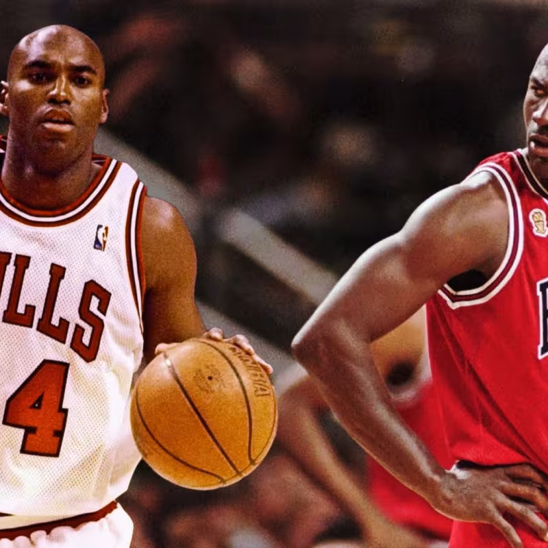 Scott Burrell y Michael Jordan en The Last Dance. Foto: gettyimages