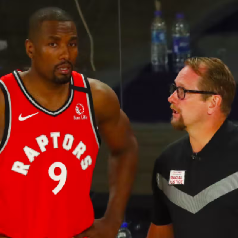 Serge Ibaka, junto a su entrenador Nick Nurse.