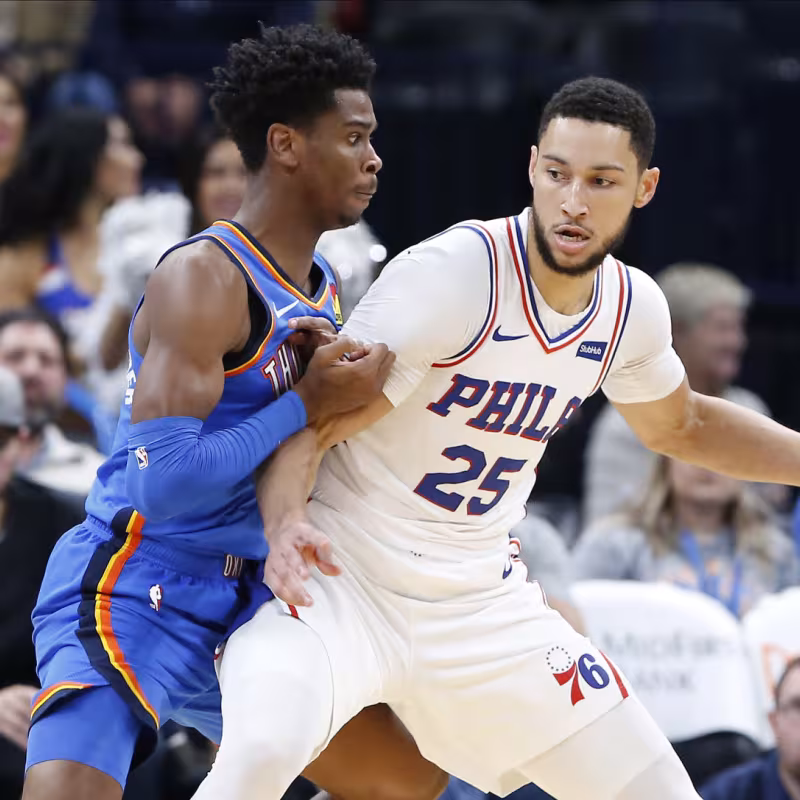 Shai Gilgeous-Alexander, jugador de Oklahoma City Thunder, frente a Ben Simmons.