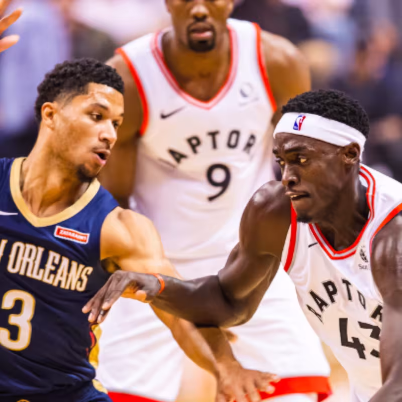 Pascal Siakam ataca el aro rival ante Josh Hart en el Raptors-Hornets.