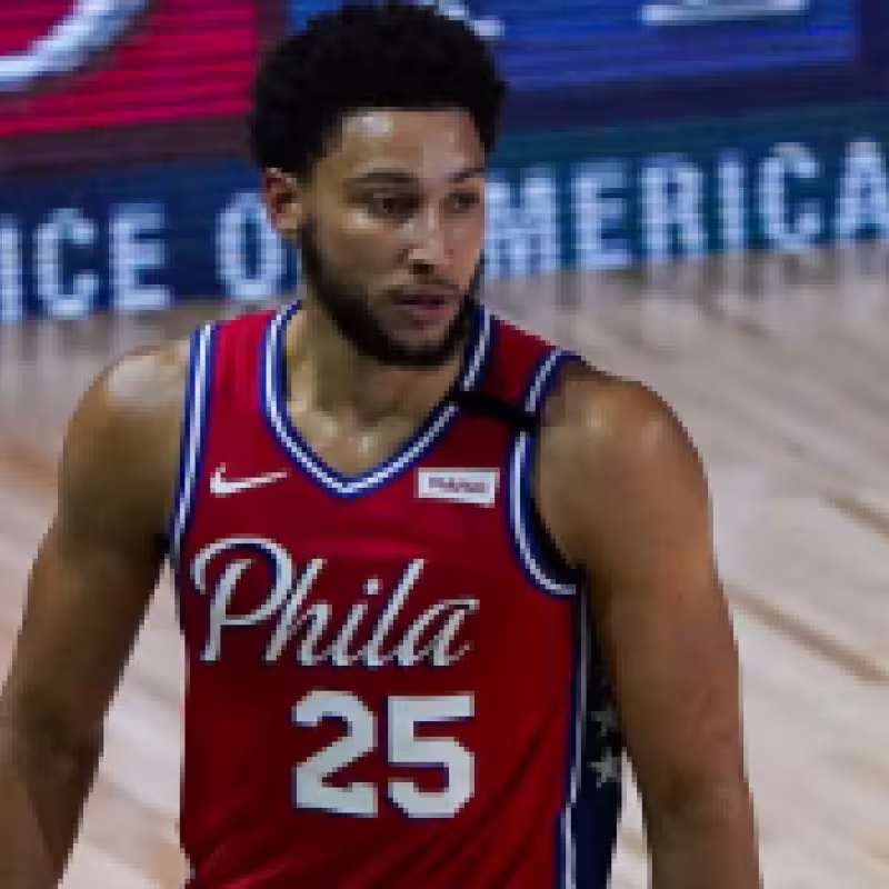 Ben Simmons jugando un partido con los Philadelphia 76ers.