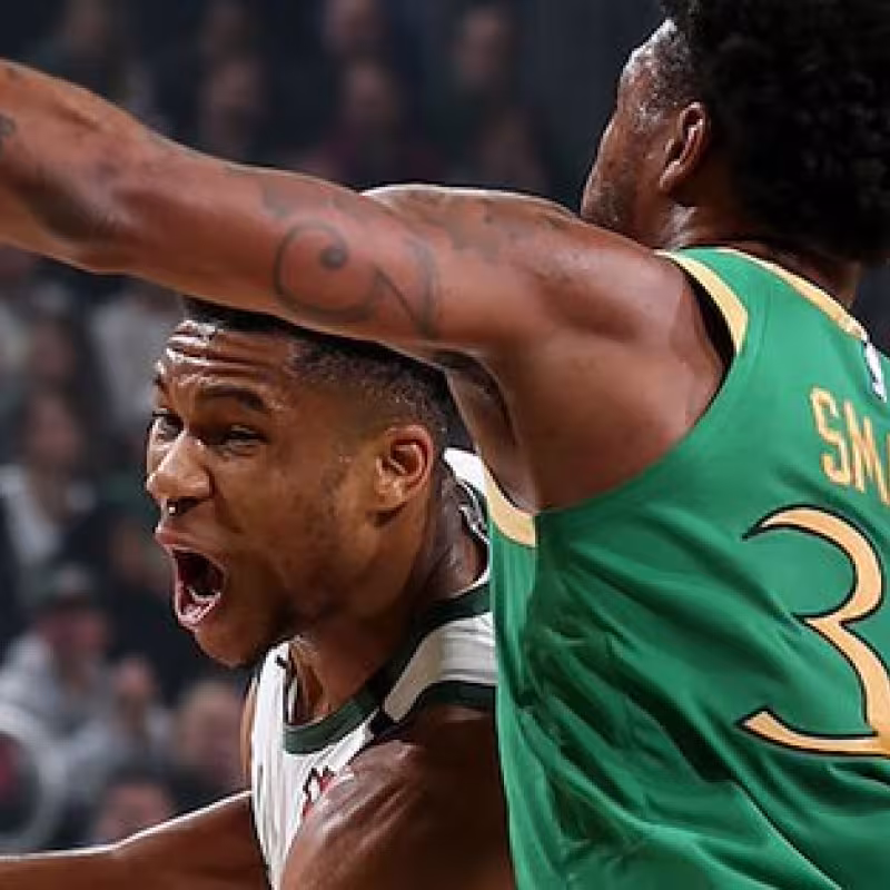 Giannis Antetokounmpo y Marcus Smart durante el partido.