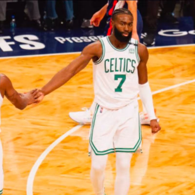 Marcus Smart, Jaylen Brown y Kevin Durant.