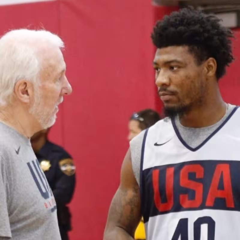 Gregg Popovich junto a Marcus Smart en uno de los entrenamientos de EEUU.