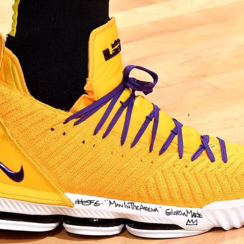 Las zapatillas homenaje a Kobe Bryant de LeBron James. 
