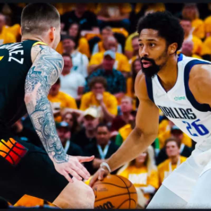 Spencer Dinwiddie, ante Juancho Hernangómez, en el Mavs-Jazz.