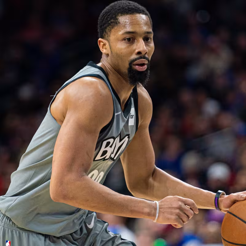 Spencer Dinwiddie frente a Mike Scott durante este Game 1.