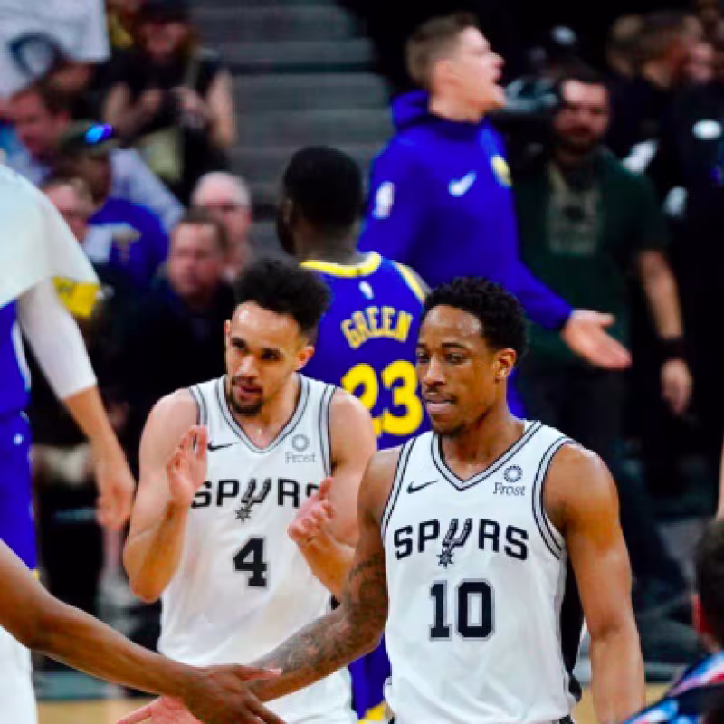 Los Spurs, celebrando la victoria ante los Warriors.