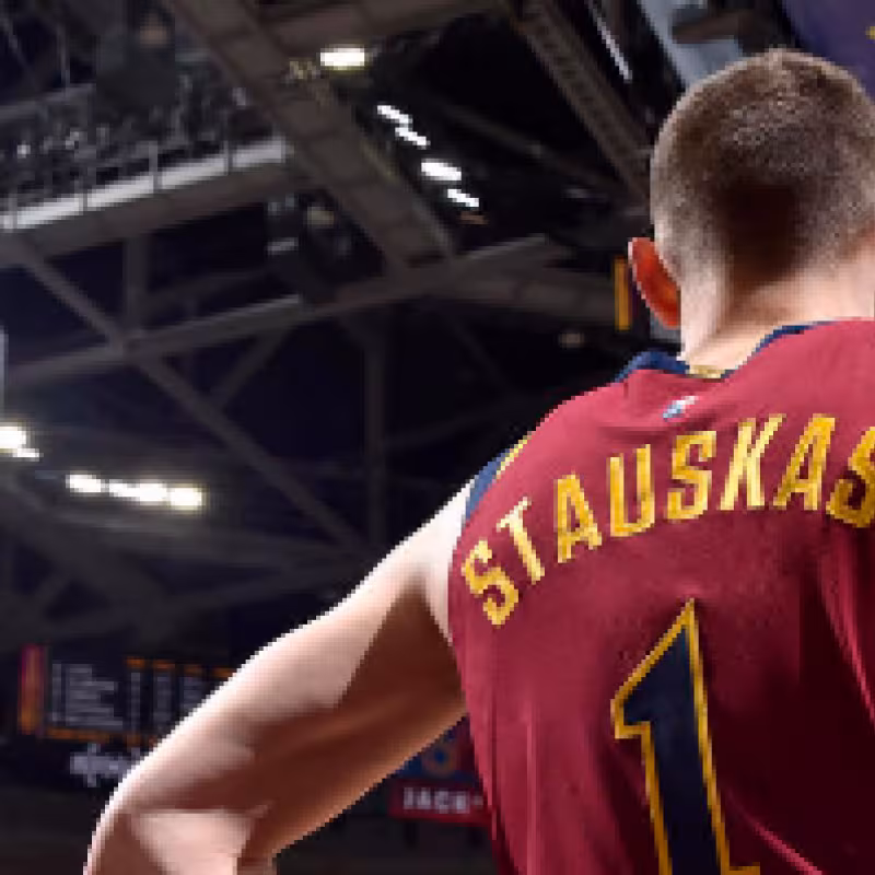 Nik Stauskas firma en los Bucks