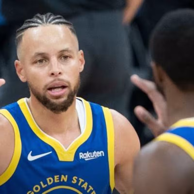 Stephen Curry, estrella de Golden State Warriors, junto a Andrew Wiggins. 