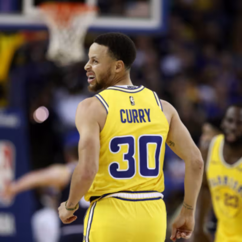 Stephen Curry celebra una canasta con los Warriors "Foto: Forbes"