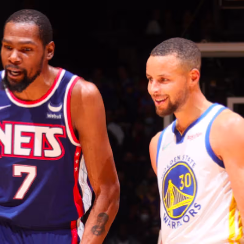 Stephen Curry, junto a Kevin Durant, en el Warriors-Nets.