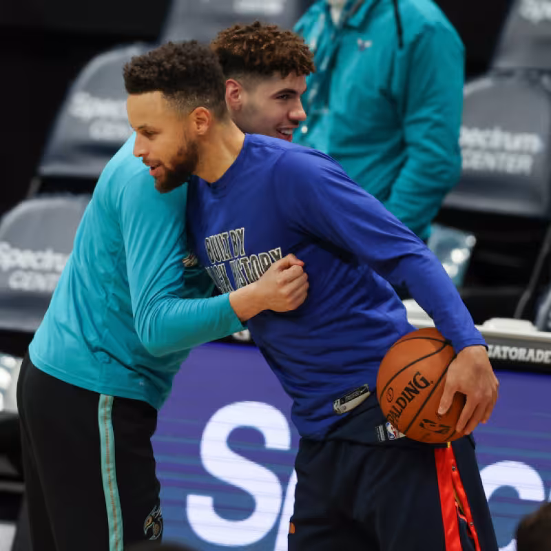 Stephen Curry, junto a LaMelo Ball. 